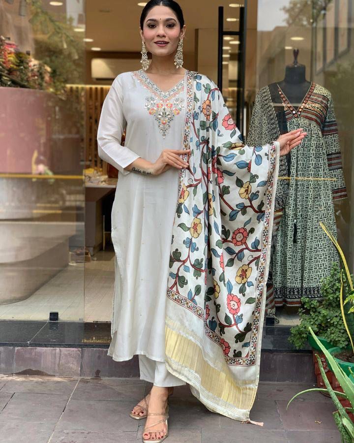 VISCOSE CHANDERI ZARI NECK EMBROIDERED OFF WHITE KURTA PANT & DUPATTA SET OF 3