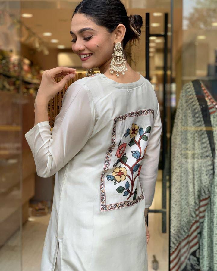 VISCOSE CHANDERI ZARI NECK EMBROIDERED OFF WHITE KURTA PANT & DUPATTA SET OF 3