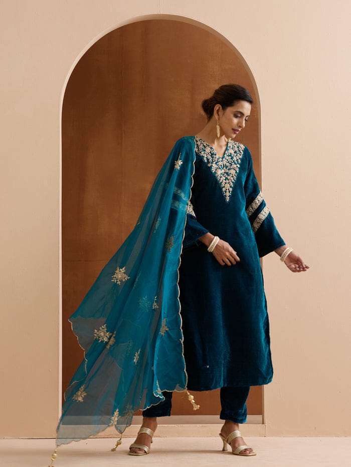 TEAL VELVET EMBROIDERY STRAIGHT KURTA SET WITH STRAIGHT BOTTOM AND SCALLOPED DUPATTA