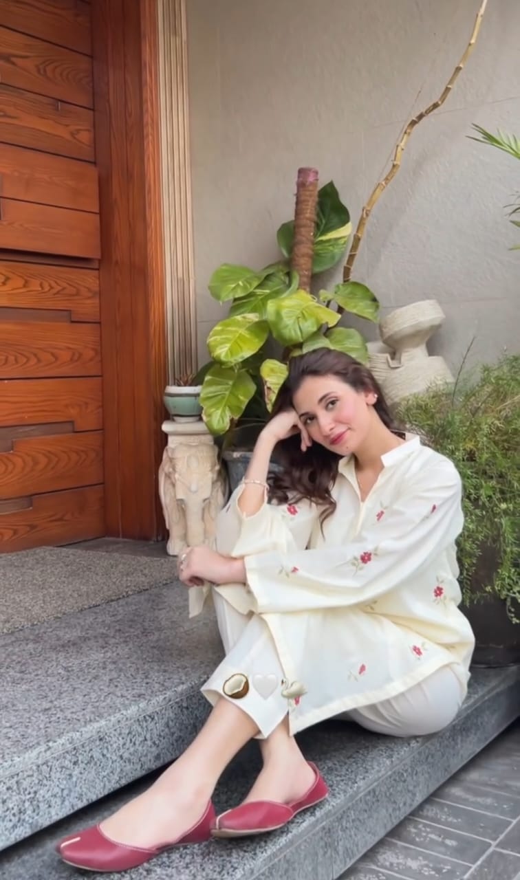 EOMETRIC EMBROIDERED MANDARIN COLLAR THREAD WORK A-LINE KURTA SET
