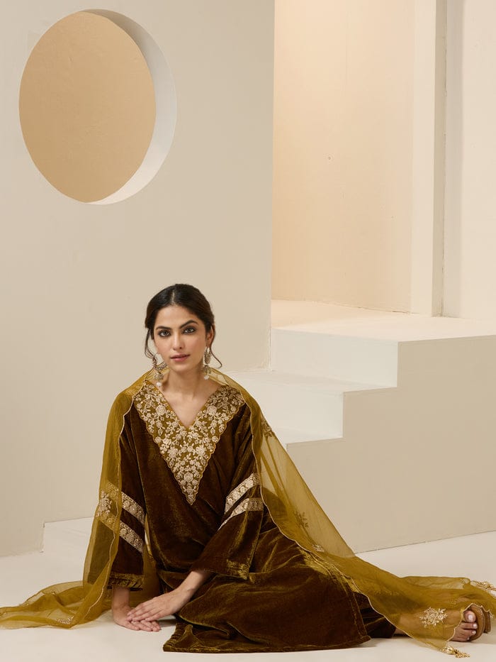 TEAL VELVET EMBROIDERY STRAIGHT KURTA SET WITH STRAIGHT BOTTOM AND SCALLOPED DUPATTA