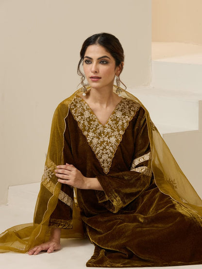 TEAL VELVET EMBROIDERY STRAIGHT KURTA SET WITH STRAIGHT BOTTOM AND SCALLOPED DUPATTA