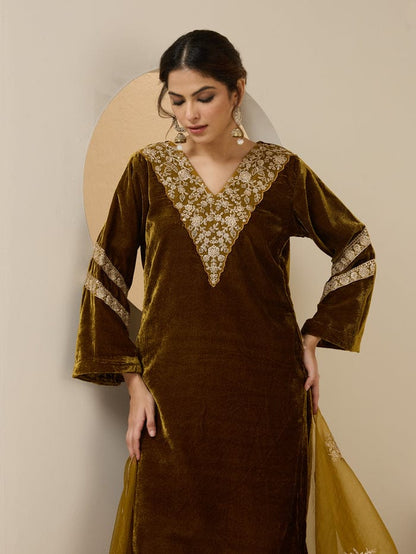 TEAL VELVET EMBROIDERY STRAIGHT KURTA SET WITH STRAIGHT BOTTOM AND SCALLOPED DUPATTA