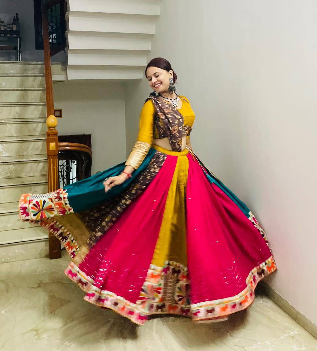GUJARATI - STYLE NAVRATRI CHANIYA CHOLI