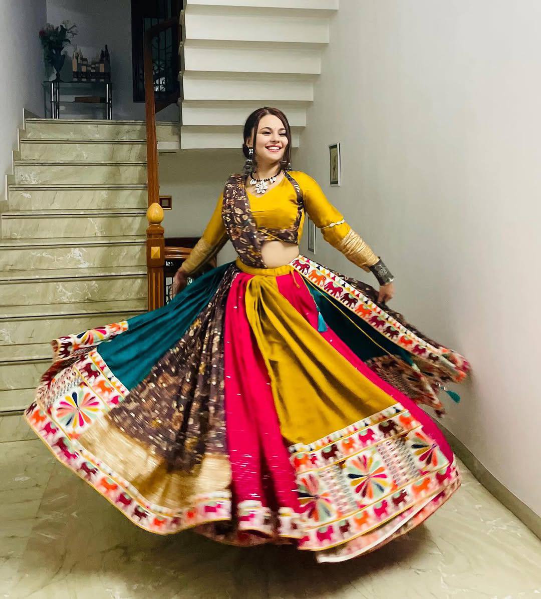 GUJARATI - STYLE NAVRATRI CHANIYA CHOLI