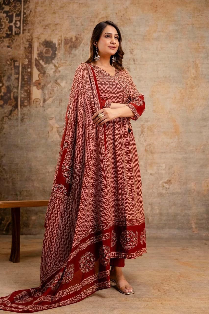 WOMEN ETHNIC MOTIFS PRINTED ANGRAKHA THREAD WORK KURTA SET
