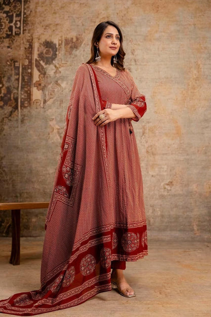 WOMEN ETHNIC MOTIFS PRINTED ANGRAKHA THREAD WORK KURTA SET