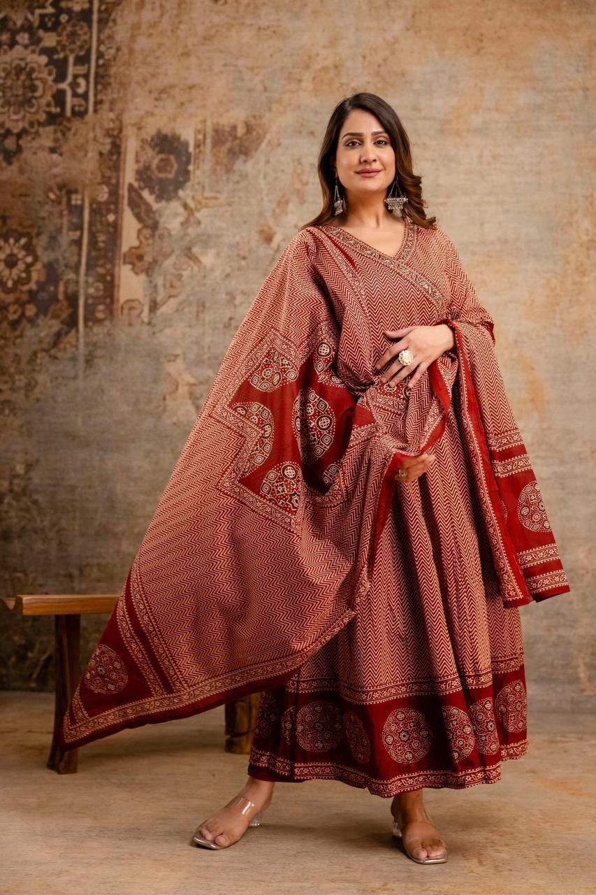 WOMEN ETHNIC MOTIFS PRINTED ANGRAKHA THREAD WORK KURTA SET