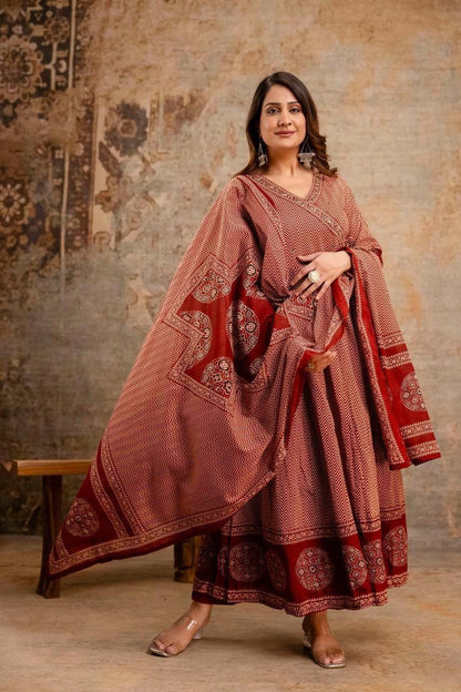 WOMEN ETHNIC MOTIFS PRINTED ANGRAKHA THREAD WORK KURTA SET